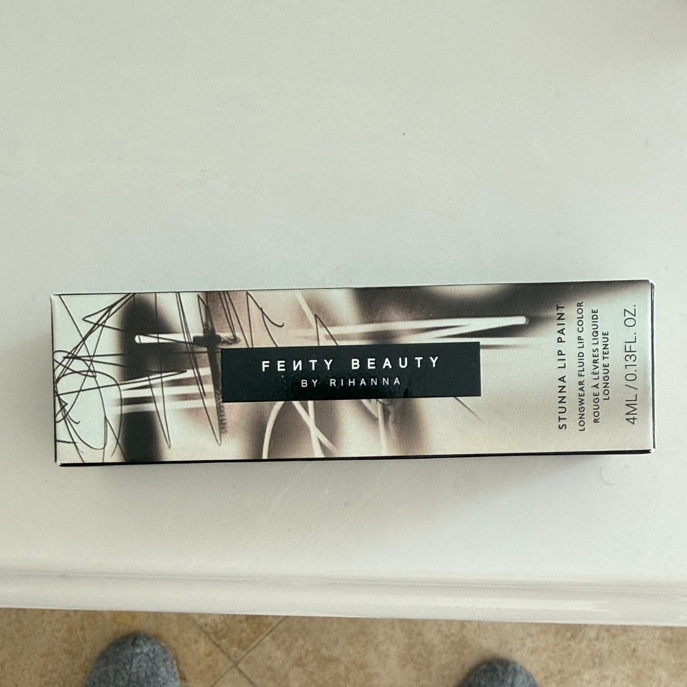 Fenty Beauty Stunna Lip Paint in Unbutton 02